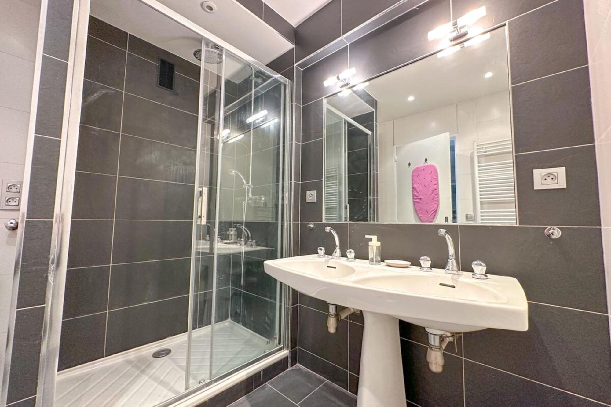 Beautiful Private In A Parisian Shared - Flexliving * Parijs
